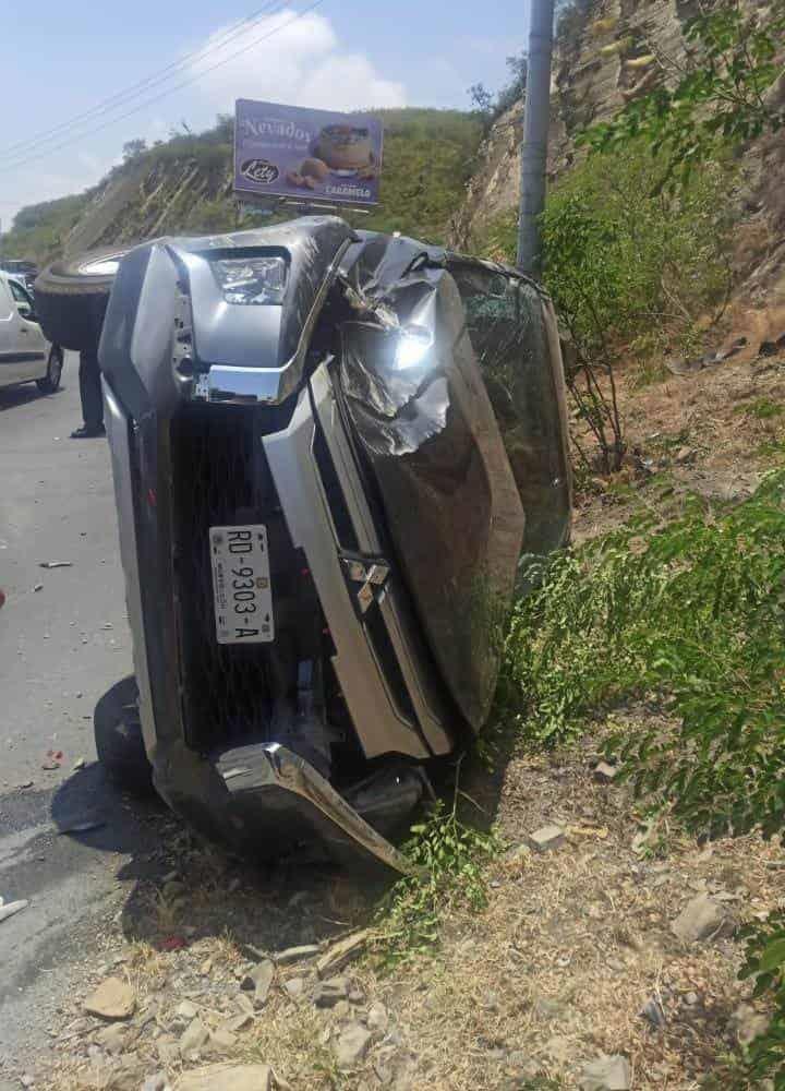 Vuelca camioneta y sale herido