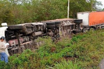 Rapiñan cervezas tras volcadura de camión en Mérida
