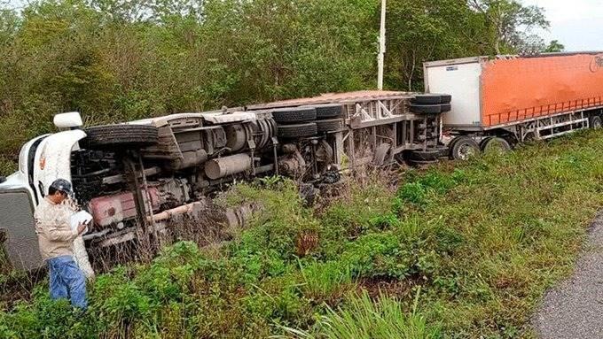 Rapiñan cervezas tras volcadura de camión en Mérida