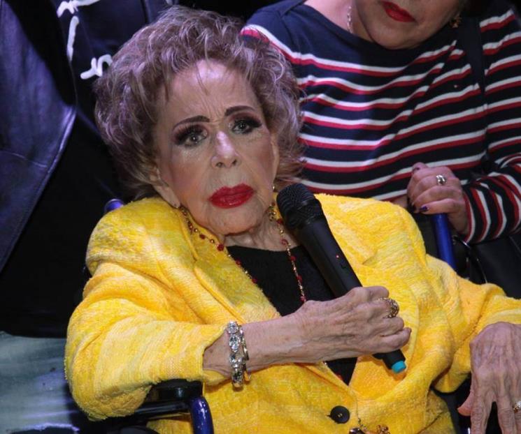 Silvia Pinal recibe atención médica; doctor visita su casa