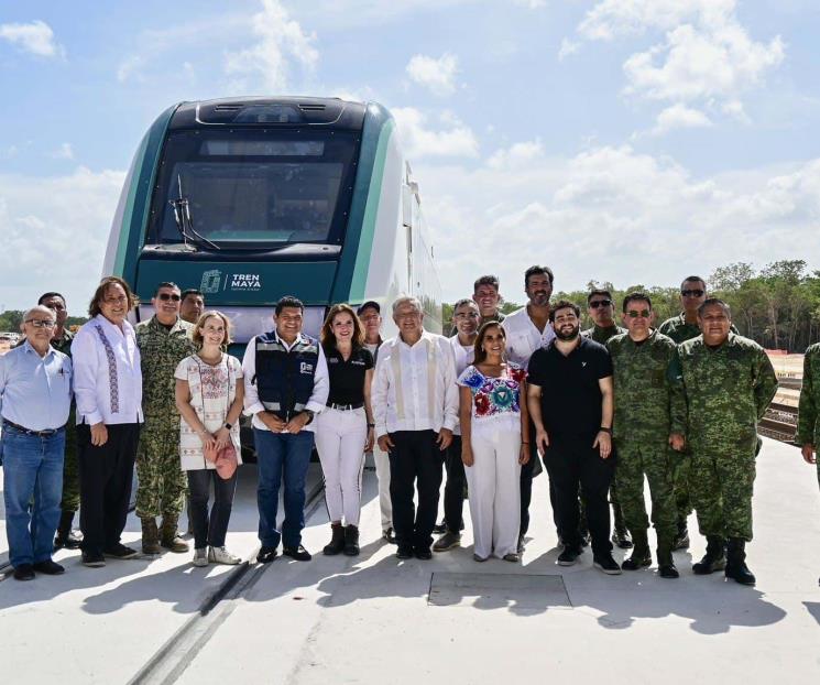 Dan banderazo para recibir vagón del Tren