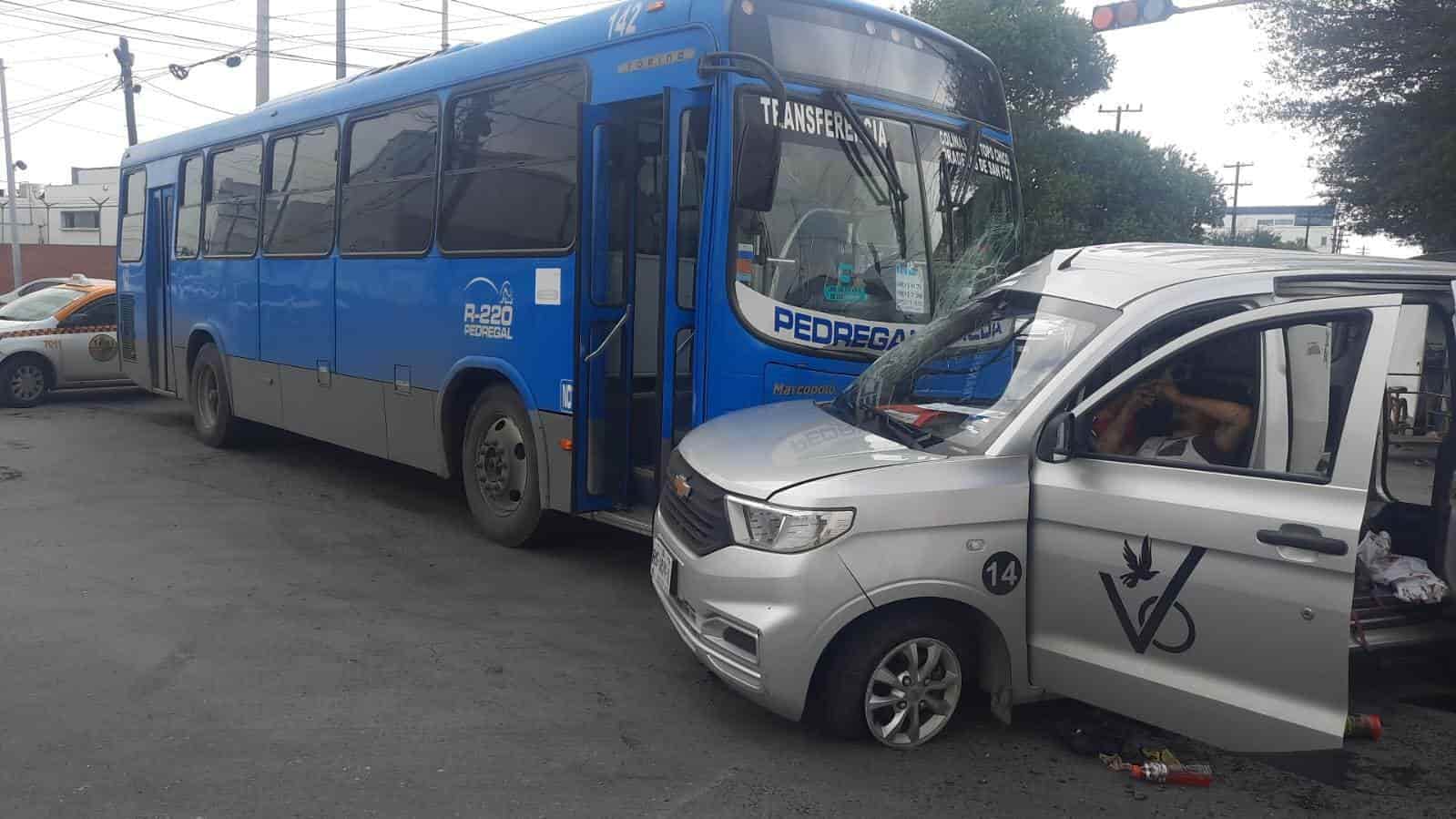 Al menos dos lesionados dejó un choque entre un transporte urbano de la Ruta 220 y un vehículo particular, ayer en la Colonia Industrial, en Monterrey.