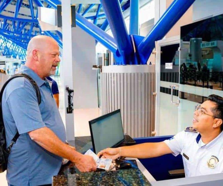 En El Salvador reciben con broma a famoso conductor