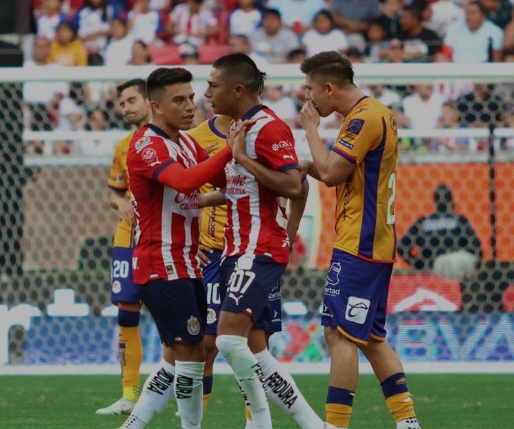 Gana Chivas y amanecen en el liderato Gana Chivas y amanecen en el liderato
