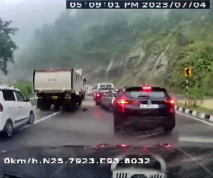 Rocas aplastan coches y dejan 2 muertos en la India