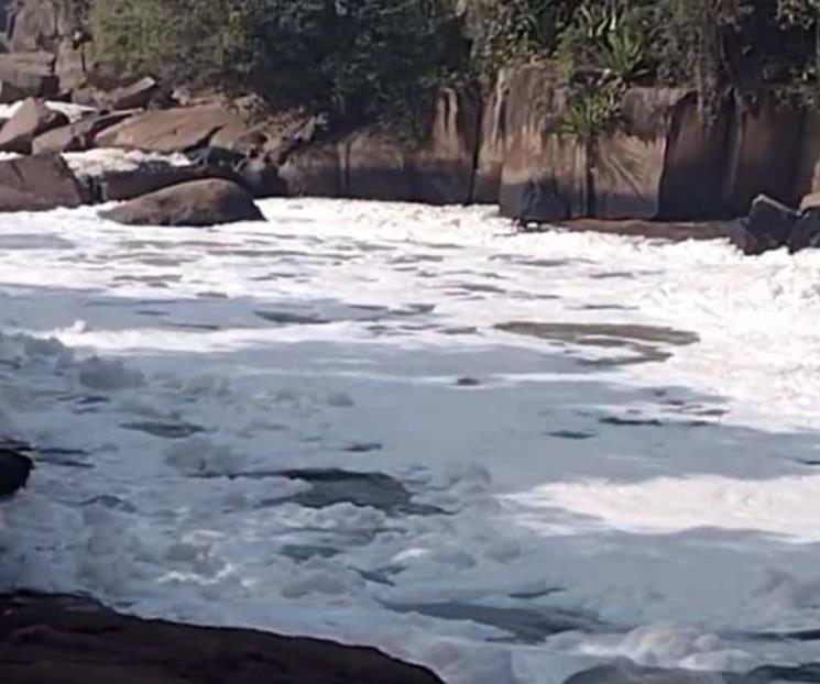 Espuma tóxica cubre un río en Brasil
