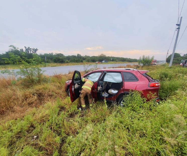 Alta velocidad y lluvia provocan volcadura