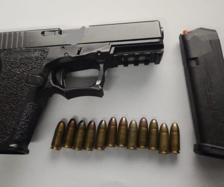 Descubren arma de fuego a conductor