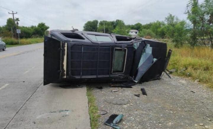 Deja volcadura dos lesionados