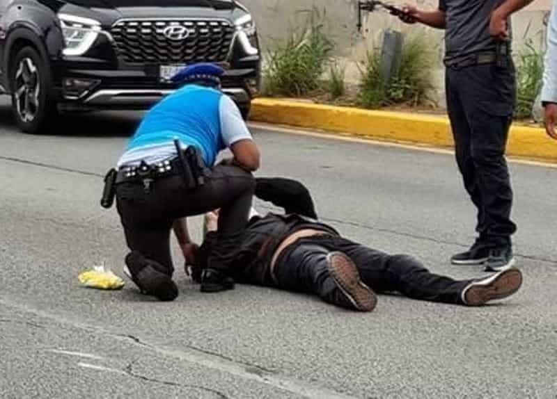 Estrella moto contra muro