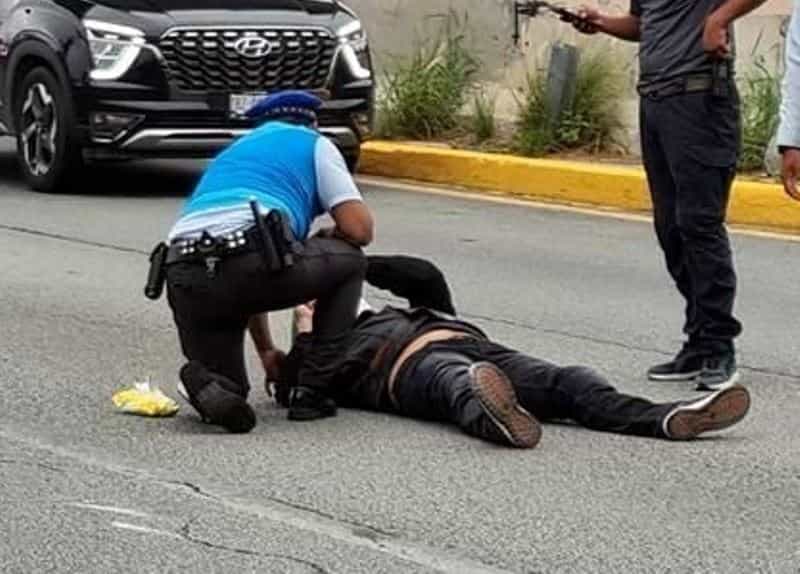 Un integrante de un club de motociclistas, terminó con lesiones de consideración, al estrellar su motocicleta contra un muro de contención en la Avenida Constitución, en esta ciudad.