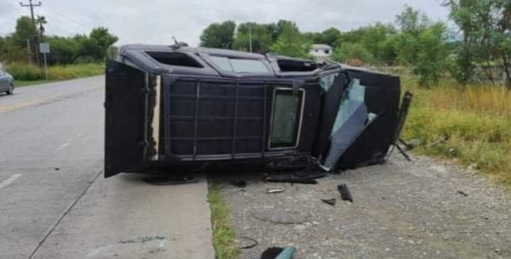 Volcadura en Cadereyta deja dos lesionados