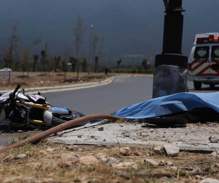 Fallece motociclista tras chocar con luminaria en García