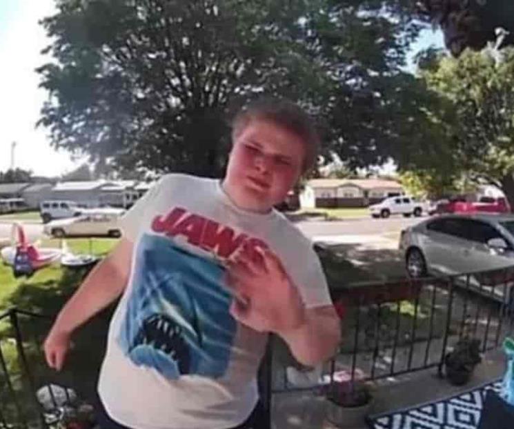 Niño de 12 años toca de puerta en puerta en busca de amigos