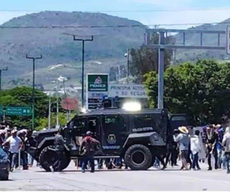 Liberan a 13 plagiados, retiran bloqueo en Autopista del Sol Liberan a 13 plagiados, retiran bloqueo en Autopista del Sol