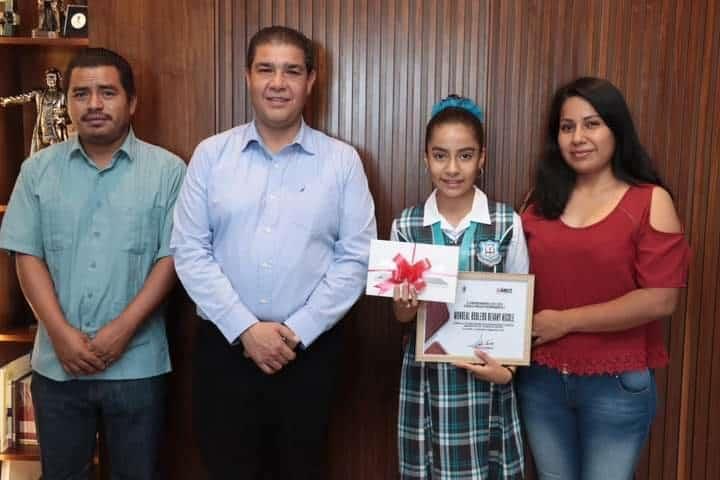Entrega Paco Treviño apoyos a estudiantes de Juárez