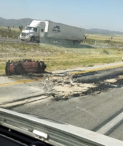 Una persona sin vida y daños materiales de consideración, fue el saldo que dejo un choque por alcance entre dos tráileres en un tramo carretero del municipio de Galeana.