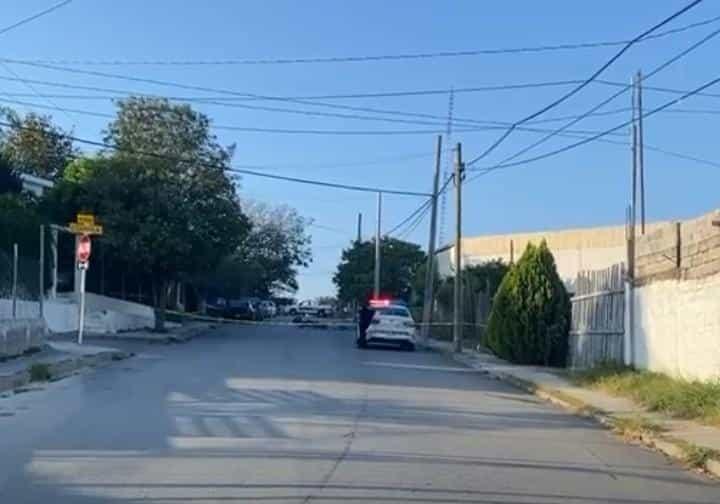 Motociclista muere tras impacto contra poste