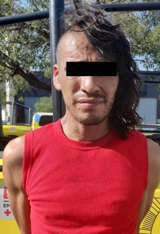 Tres hombres que presuntamente arrojaban basura al lecho del río Santa Catarina, fueron detenidos por oficiales de la Secretaría de Seguridad y Protección a la Ciudadanía de Monterrey, además se les relaciona en por lo menos 10 robos de motocicletas y a casa habitación.
