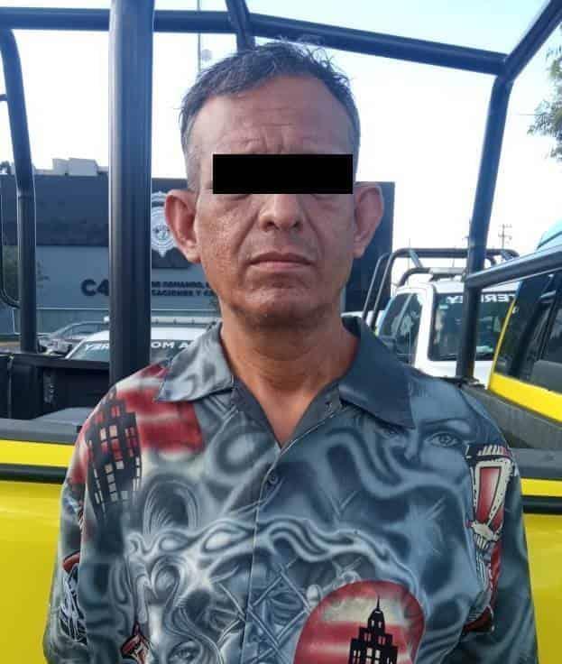 Tiran basura y los detienen