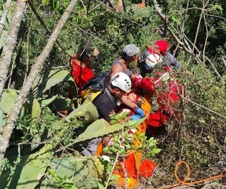 Desbarranca auto en Santiago, hay un muerto y 5 heridos Desbarranca auto en Santiago, hay un muerto y 5 heridos