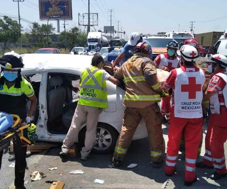 Muere prensado por choque frontal en García