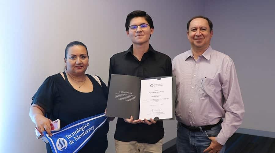 Gana beca en el Tec con proyecto de sueros