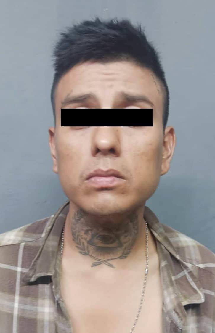 Amaga hombre con hacha para asaltar en Apodaca