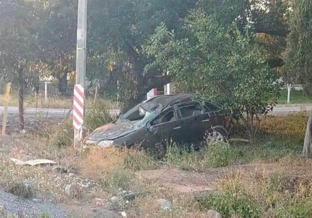 Vuelca auto en la Carretera Nacional