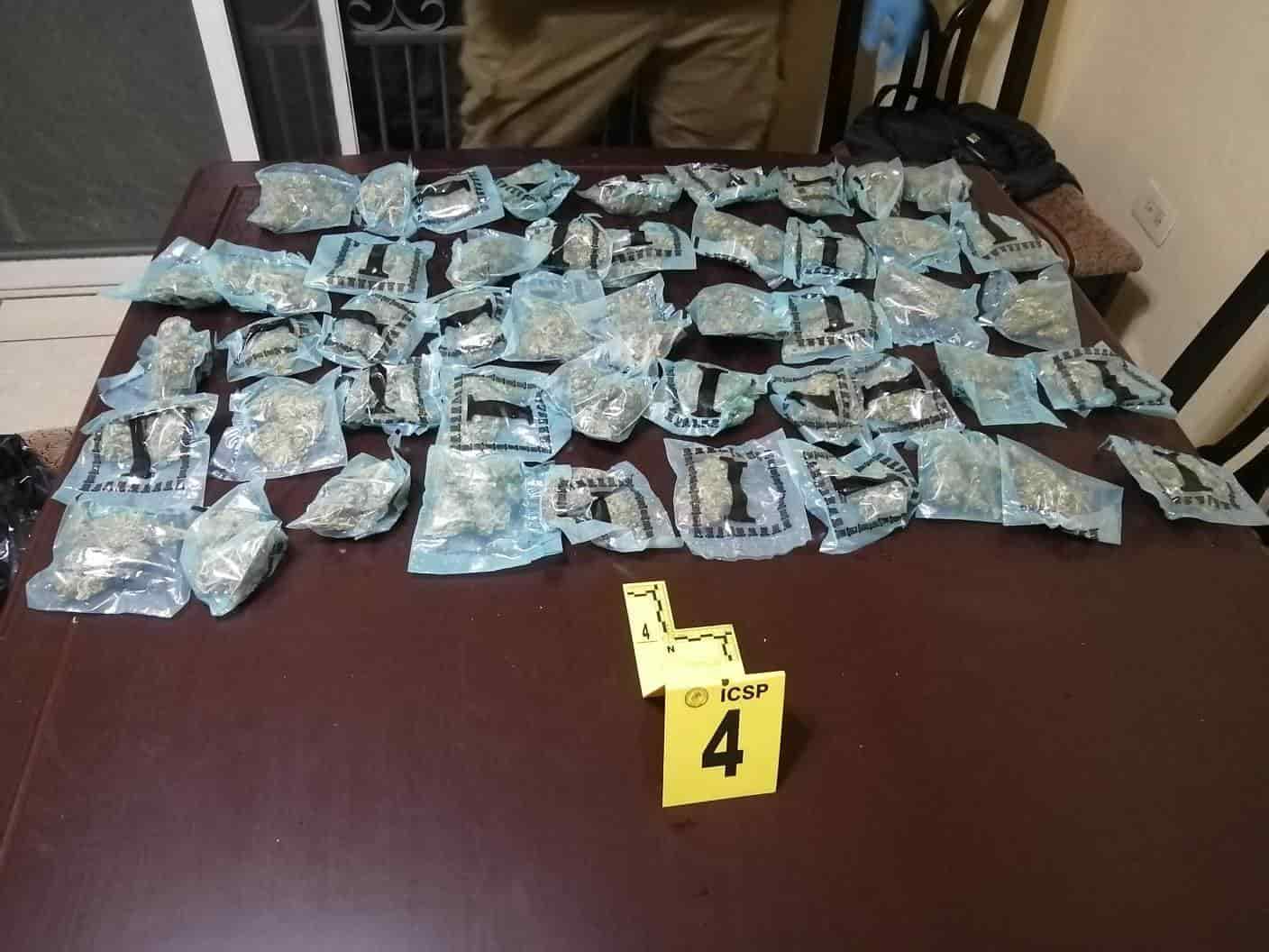 Más de 850 envoltorios con droga fueron encontrados en una casa de la Colonia Nueva Linda Vista, en Guadalupe, cateada el miércoles por elementos del Centro de Líneas de Investigación Preliminares Especializados en Narcomenudeo y Caos de Alto Impacto.