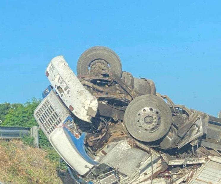 Vuelca tráiler en Hualahuises Vuelca tráiler en Hualahuises