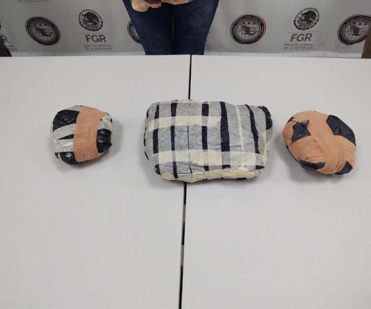 Transporta dos kilos de droga; la detienen