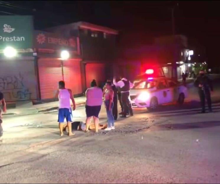 Cae mujer de patrulla en marcha