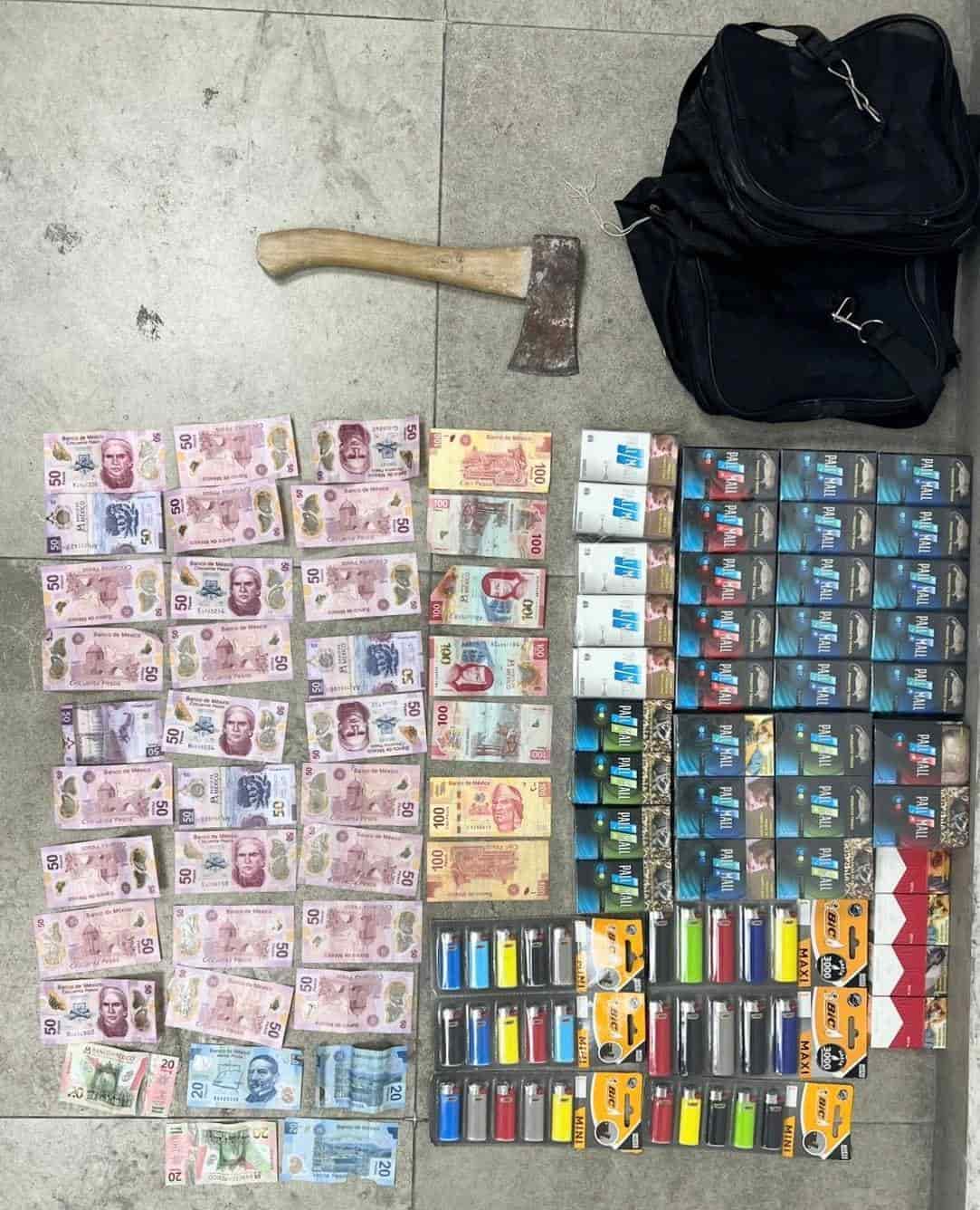 Policías de la Guardia de Proximidad de Apodaca, detuvieron a un hombre que asaltó una tienda de abarrotes usando un hacha para amenazar a quien atendía el negocio.