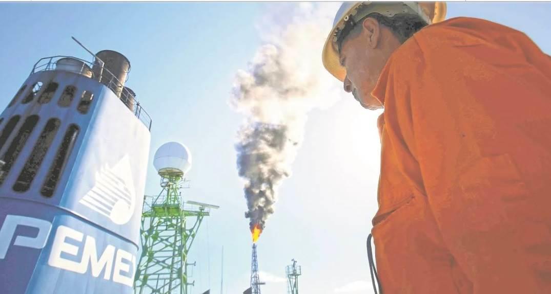 Fitch hunde más a Pemex en grado especulativo de inversión