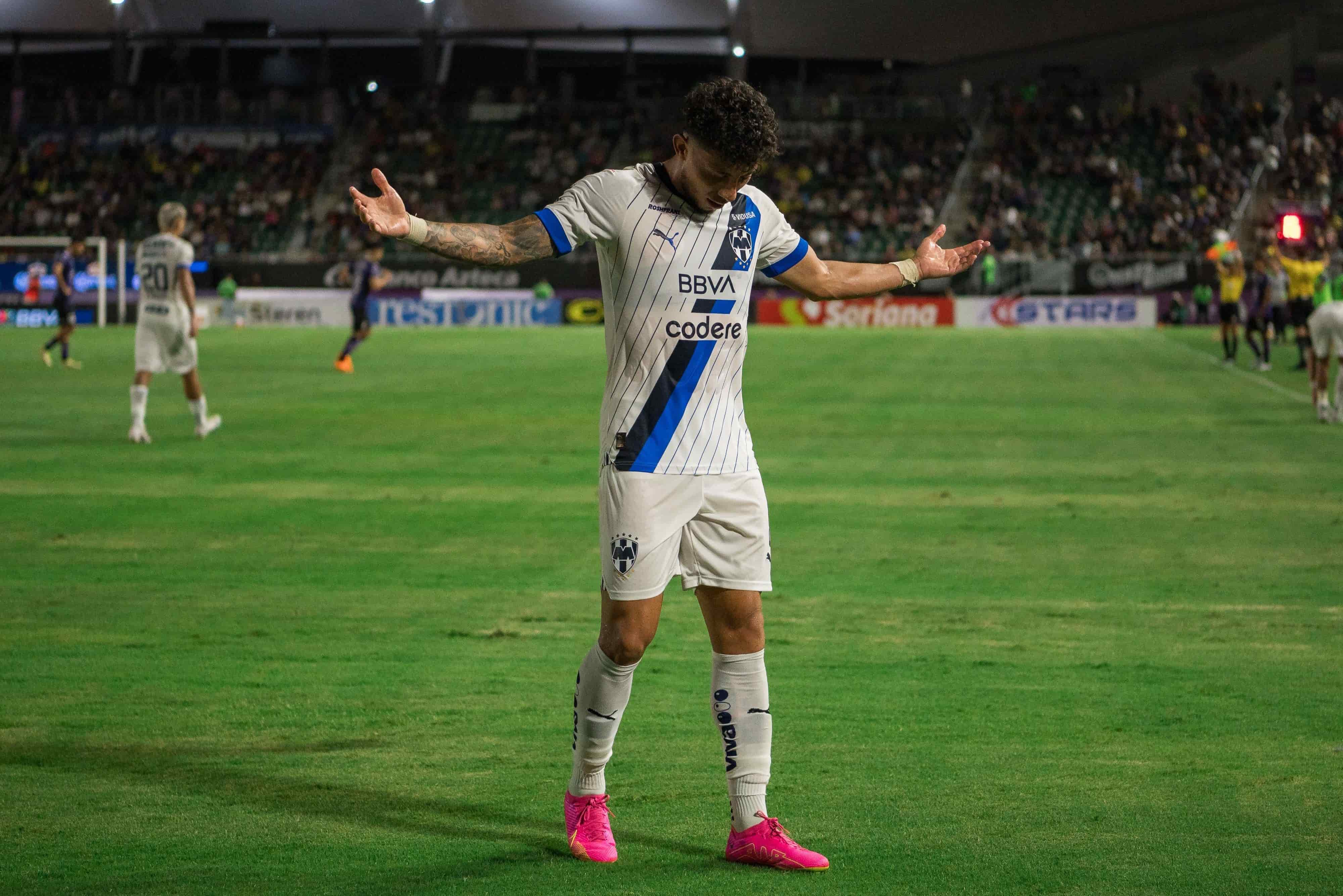 Joao Rojas hace doblete.