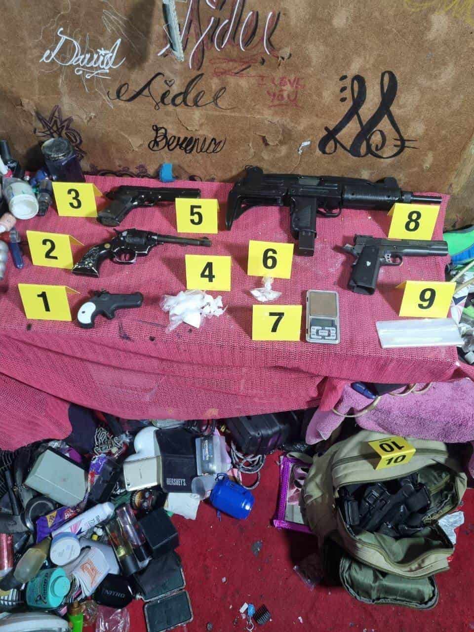 Cinco armas de fuego, una de ellas larga, droga, equipo táctico y un hombre detenido, dejó un cateo realizado en un domicilio de la Colonia Valle de Santa de Santa Lucía, al norte de Monterrey, por parte de la Fiscalía General de Justicia de Nuevo León.