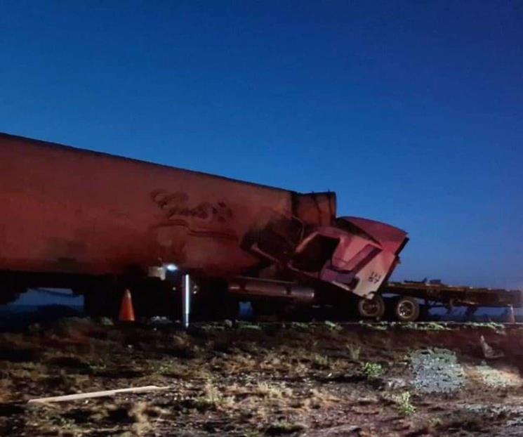 Trailer choca contra otro tráiler, conductor queda prensado