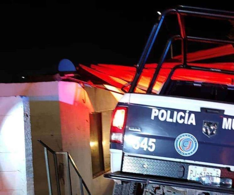 Choca patrulla contra casa en Cadereyta