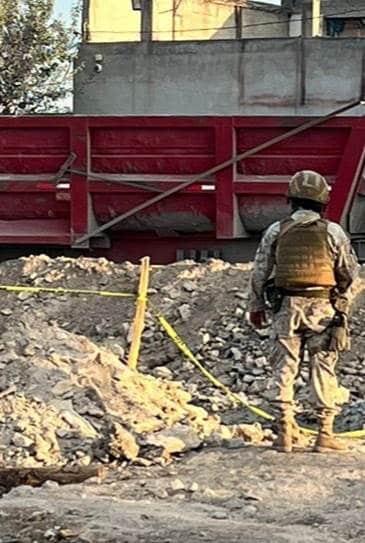Las autoridades aseguraron una toma clandestina anoche en el municipio de Escobedo, en donde los presuntos realizaron un túnel que pasa por debajo de domicilios del área, el jueves en la Colonia Andrés Caballero.