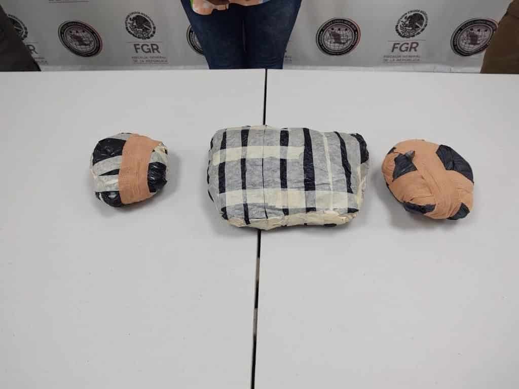 Elementos de la Fiscalía General de la República, lograron la detención de una mujer, que transportaba más de dos kilos de metanfetamina en el municipio de General Bravo, Nuevo León.