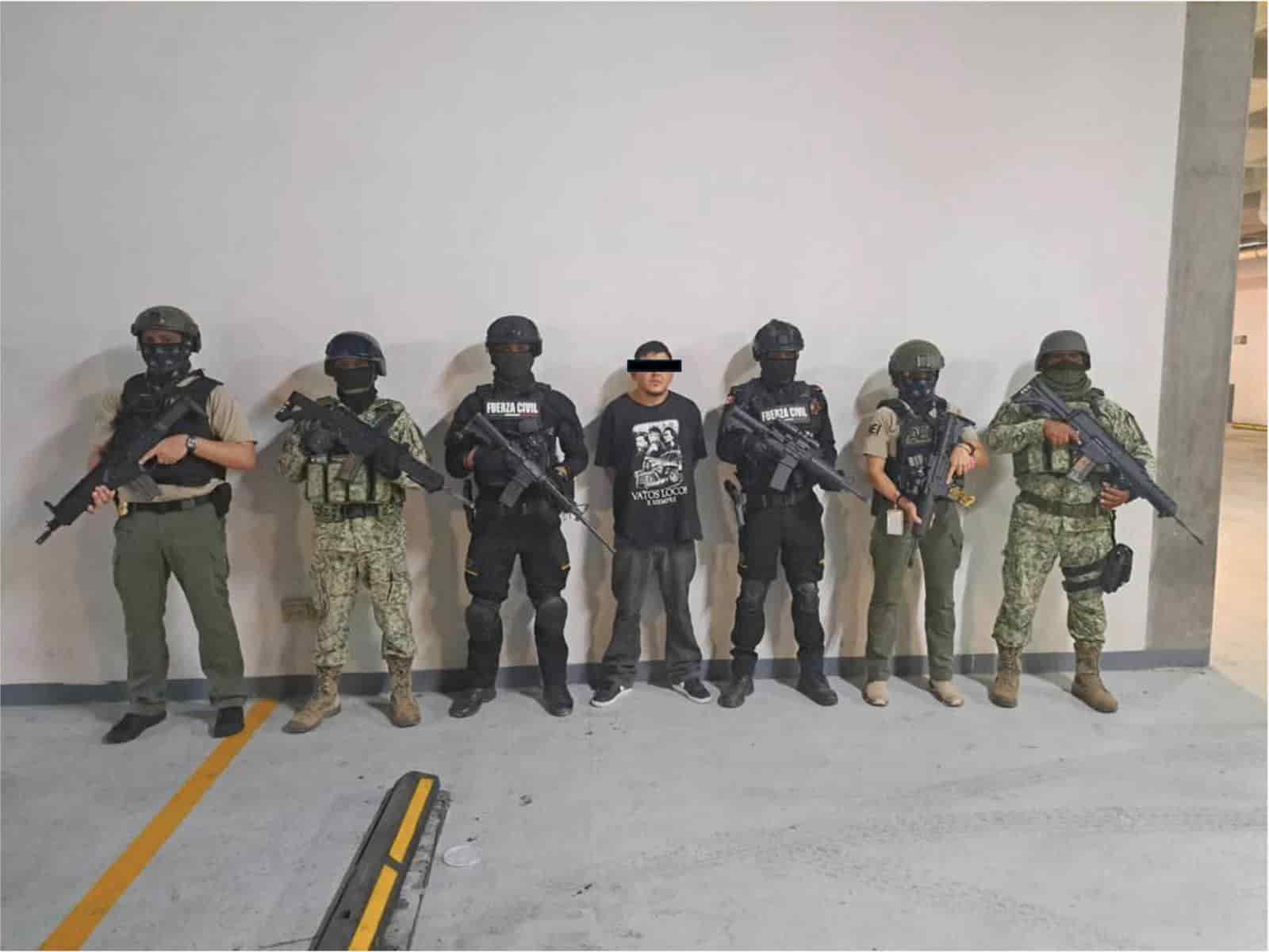 En dos operativos simultáneos donde capturaron a cuatro presuntos integrantes de un mismo grupo delictivo, a quienes se les aseguró armas de fuego y droga, fueron arrestados la noche del jueves por elementos de Fuerza Civil en conjunto con el Ejército Mexicano, Guardia Nacional y la Agencia Estatal de Investigaciones, en los municipios de Juárez y Apodaca.
