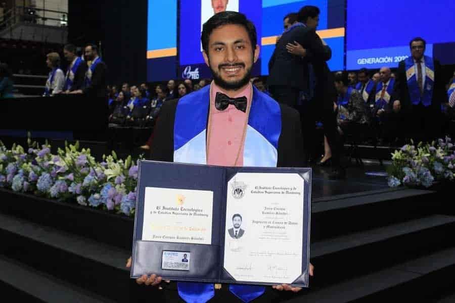 Becado al 100% suma distinciones en su paso por el Tec