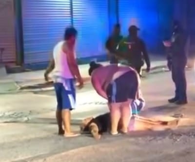 Una mujer terminó con lesiones de consideración, al caer de una unidad policiaca en marcha, cuando pretendían rescatar a su hija de 15 años que había sido arrestada por los policías preventivos de Cadereyta.