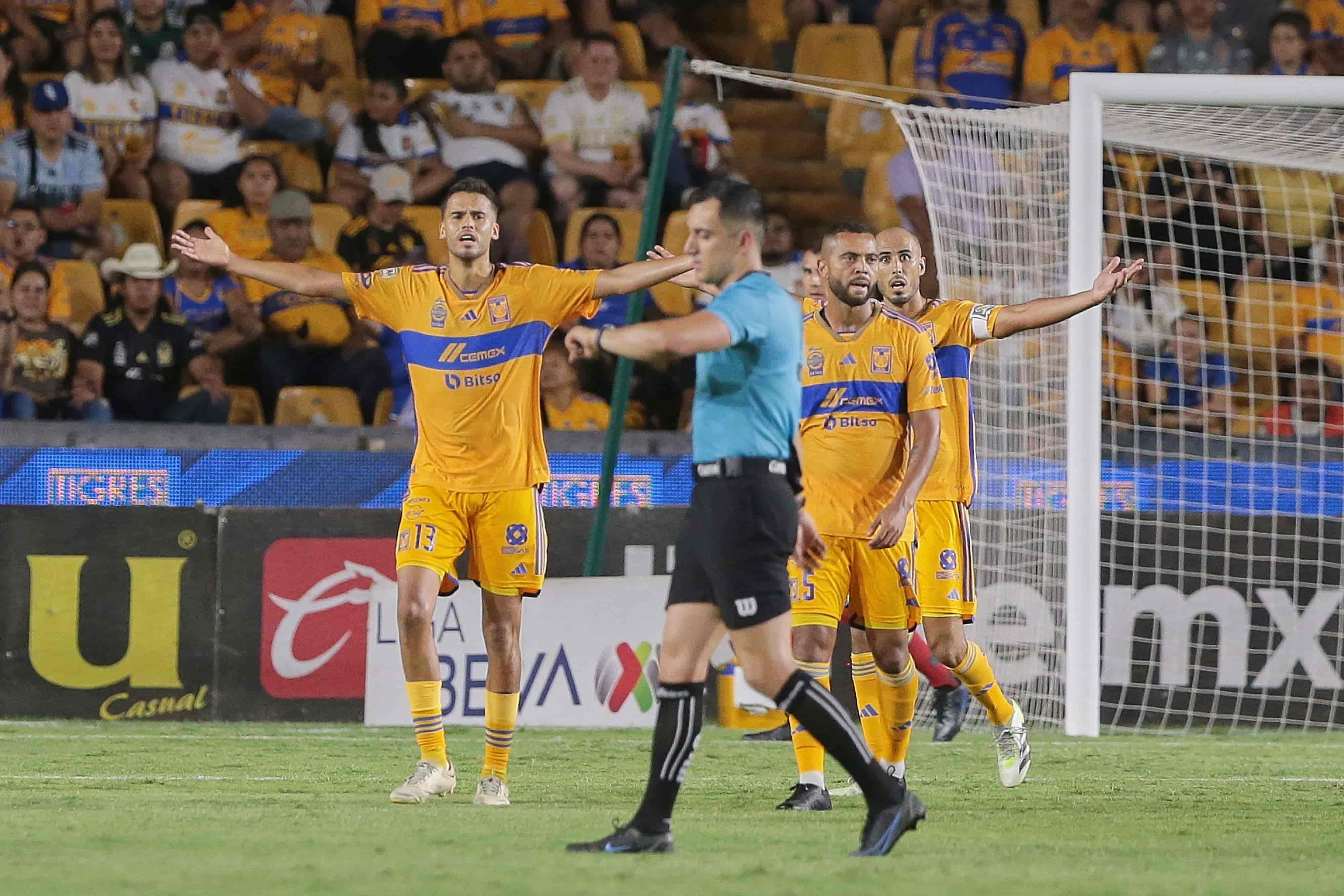 Los jugadores de Tigres protestaron el alargue en el segundo tiempo