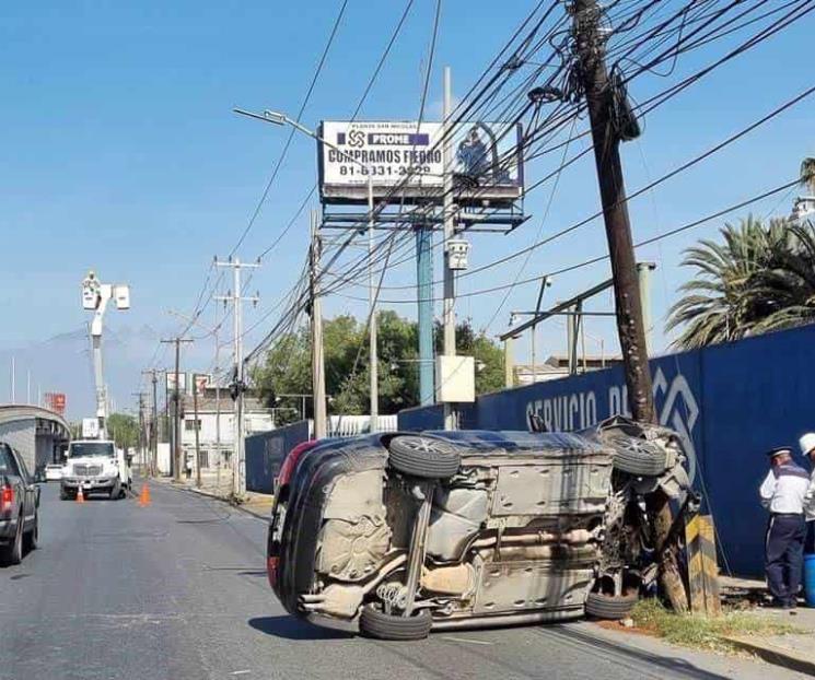 Impacta poste y luego se vuelca