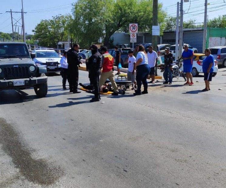 Sale motociclista herido en choque