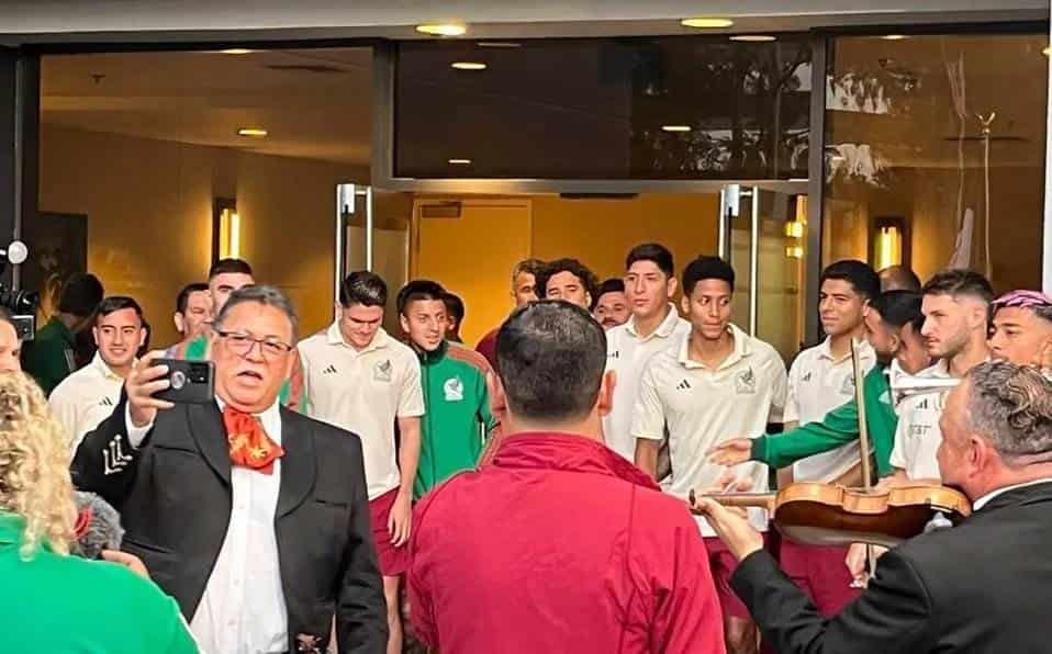 Les llevan serenata a los jugadores del Tri