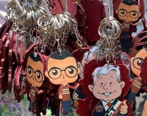 Nacen Marcelitos, llaveros inspirados en Ebrard