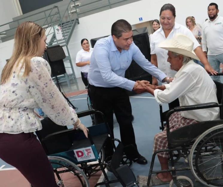 Entrega Paco 100 sillas de ruedas